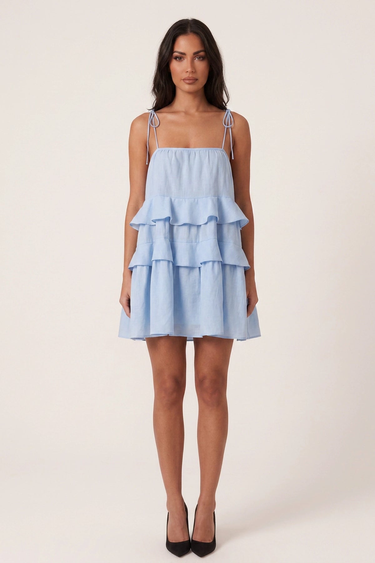 Robe bohème courte à volants bleu ciel Léna portée de face par Camille cheveux détachés