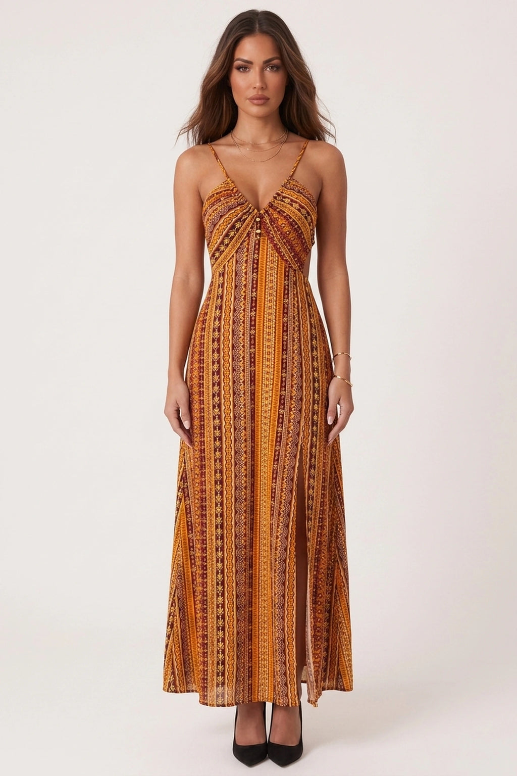 Robe bohème longue dos nu fendue jaune Malia portée de face par Camille cheveux détachés
