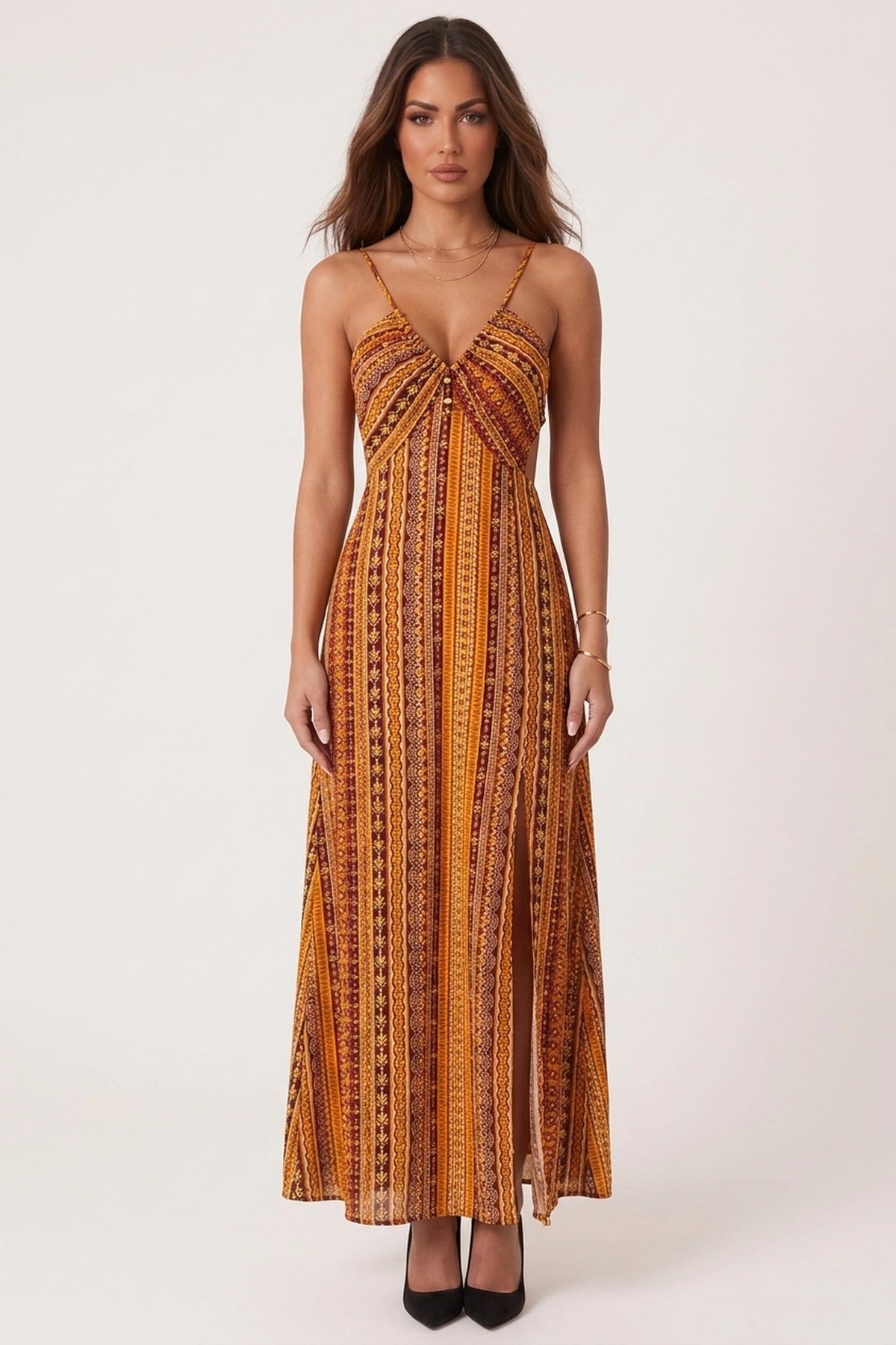 Robe bohème longue dos nu fendue jaune Malia portée de face par Camille cheveux détachés Image