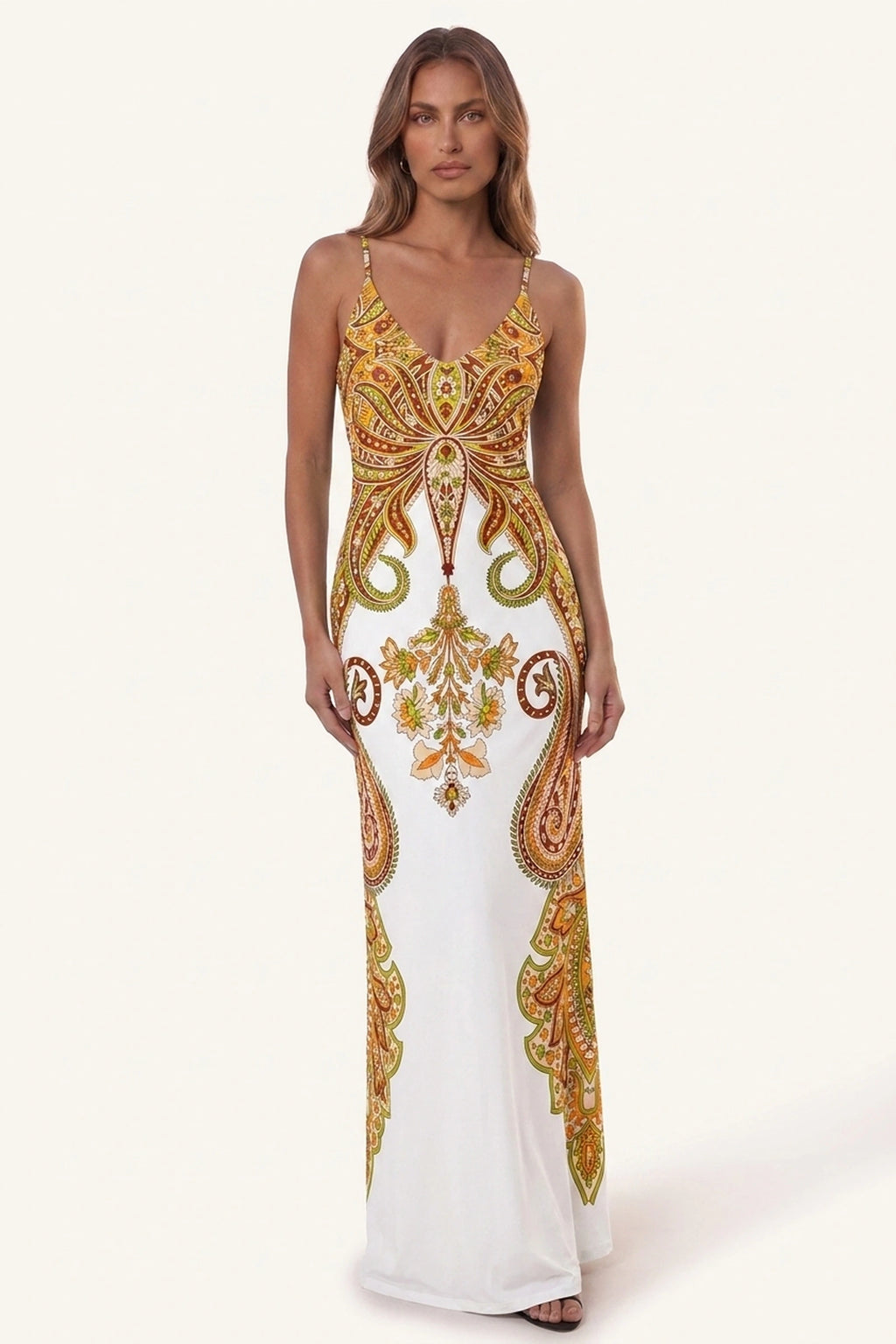 Robe bohème longue imprimée à bretelles jaune Zélie portée de face par Élena cheveux détachés