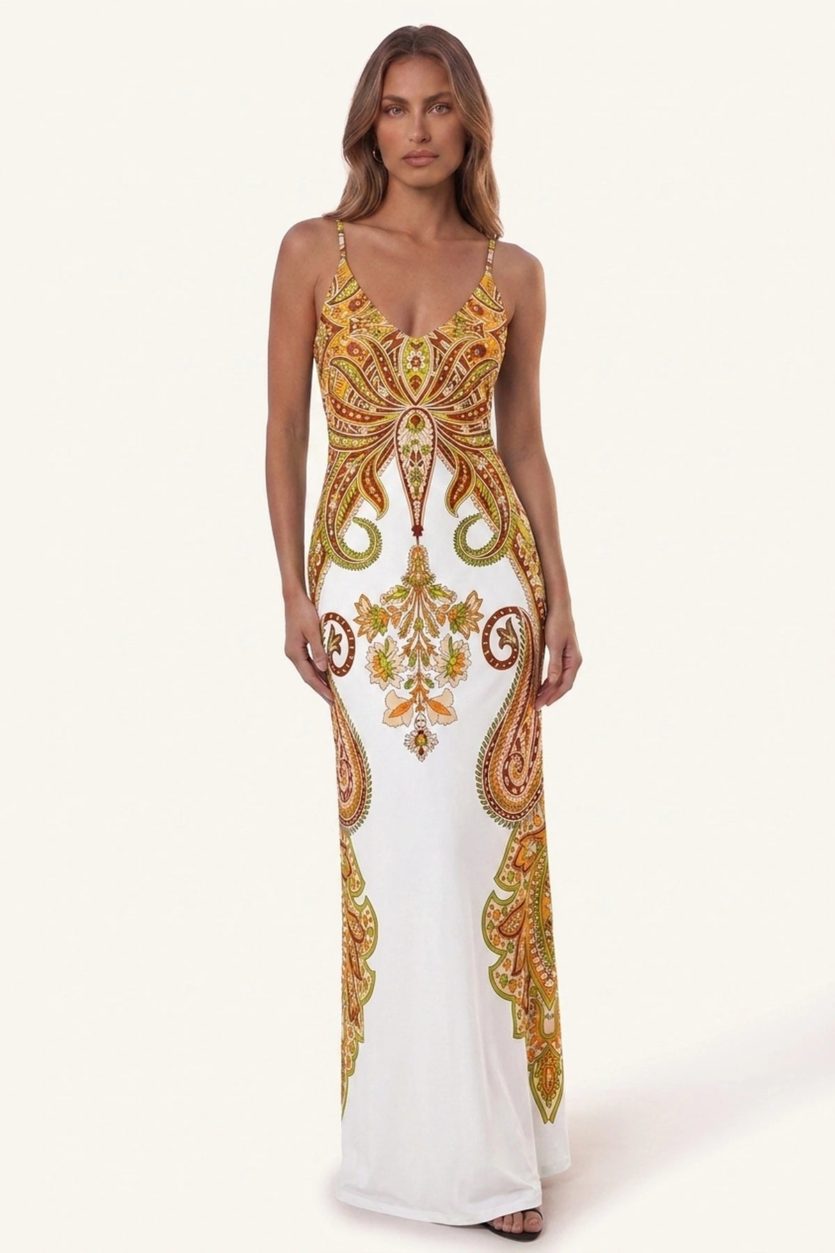 Robe bohème longue imprimée à bretelles jaune Zélie portée de face par Élena cheveux détachés