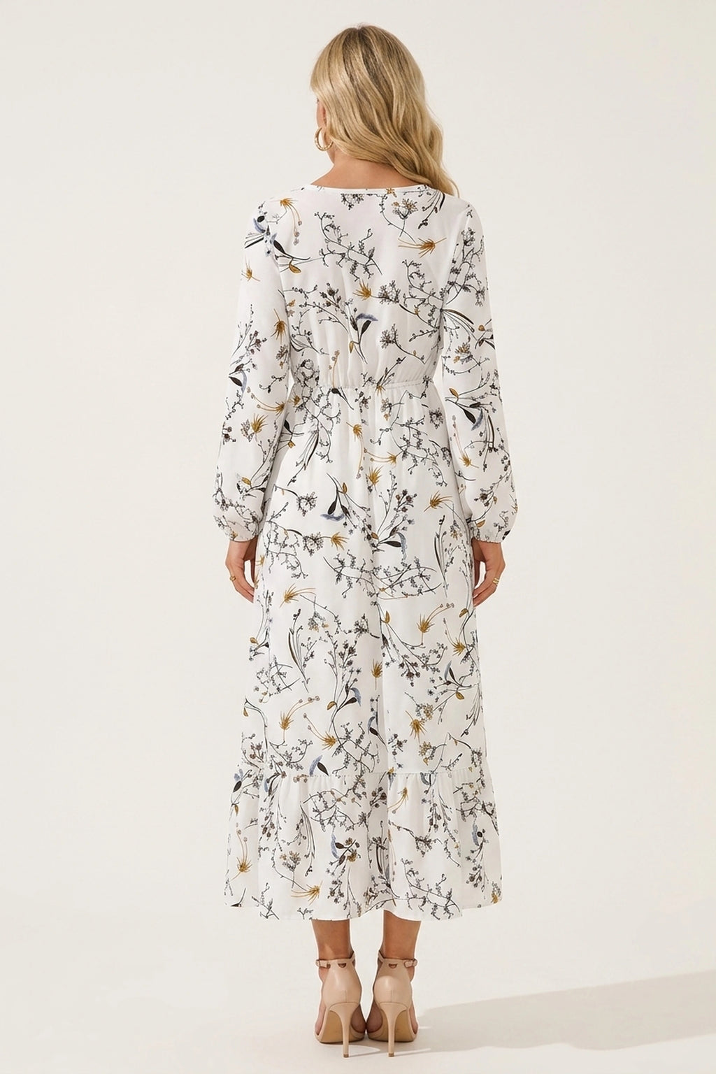 Robe bohème longue fleurie blanc fleuri noir Apolline vue de dos sur Chloé cheveux détachés