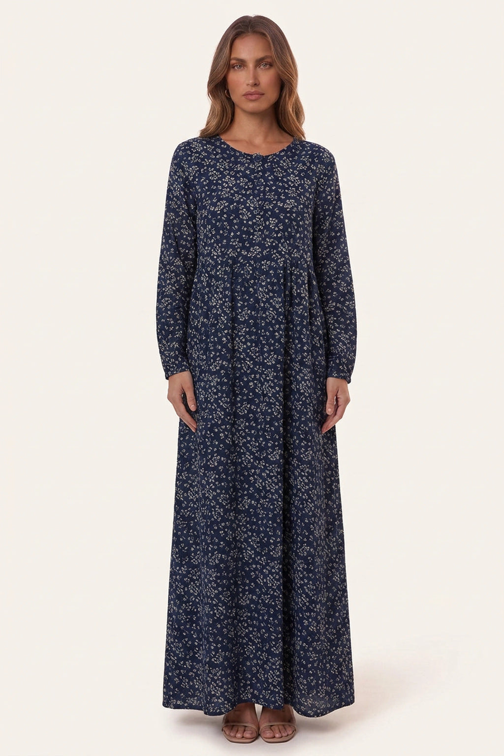 Robe bohème longue fleurie Naëlle Bleu portée de face par Élena cheveux détachés