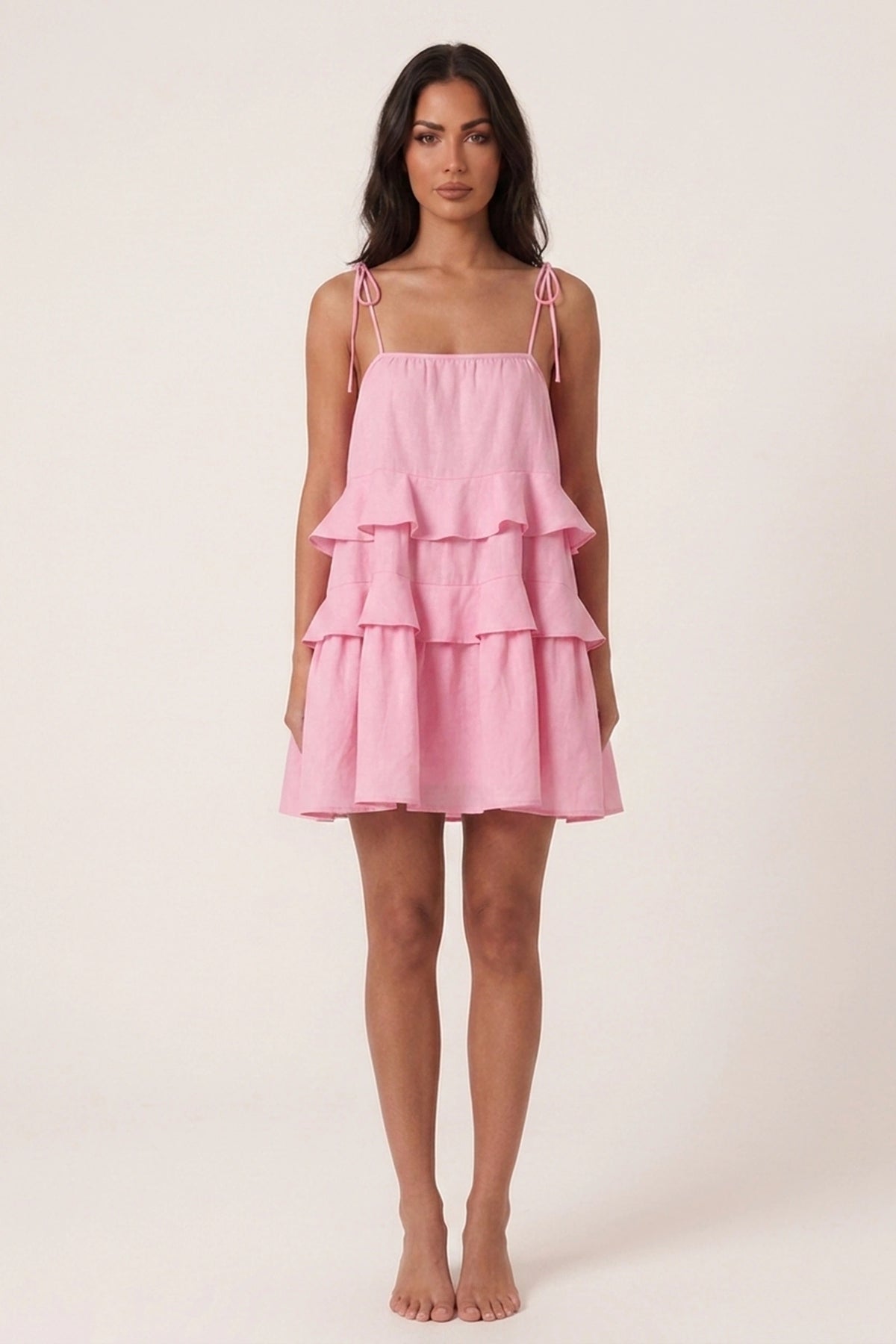 Robe bohème courte à volants rose Léna portée de face par Camille cheveux détachés