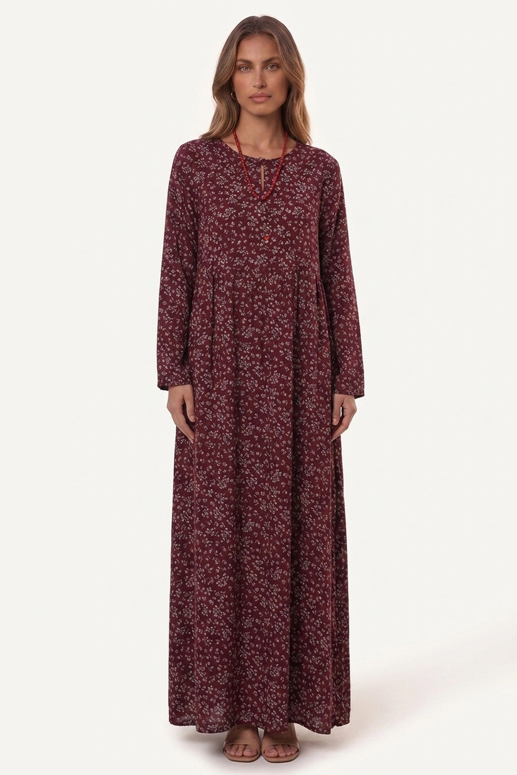 Robe bohème longue fleurie Naëlle A - Rouge vin portée de face par Élena cheveux détachés