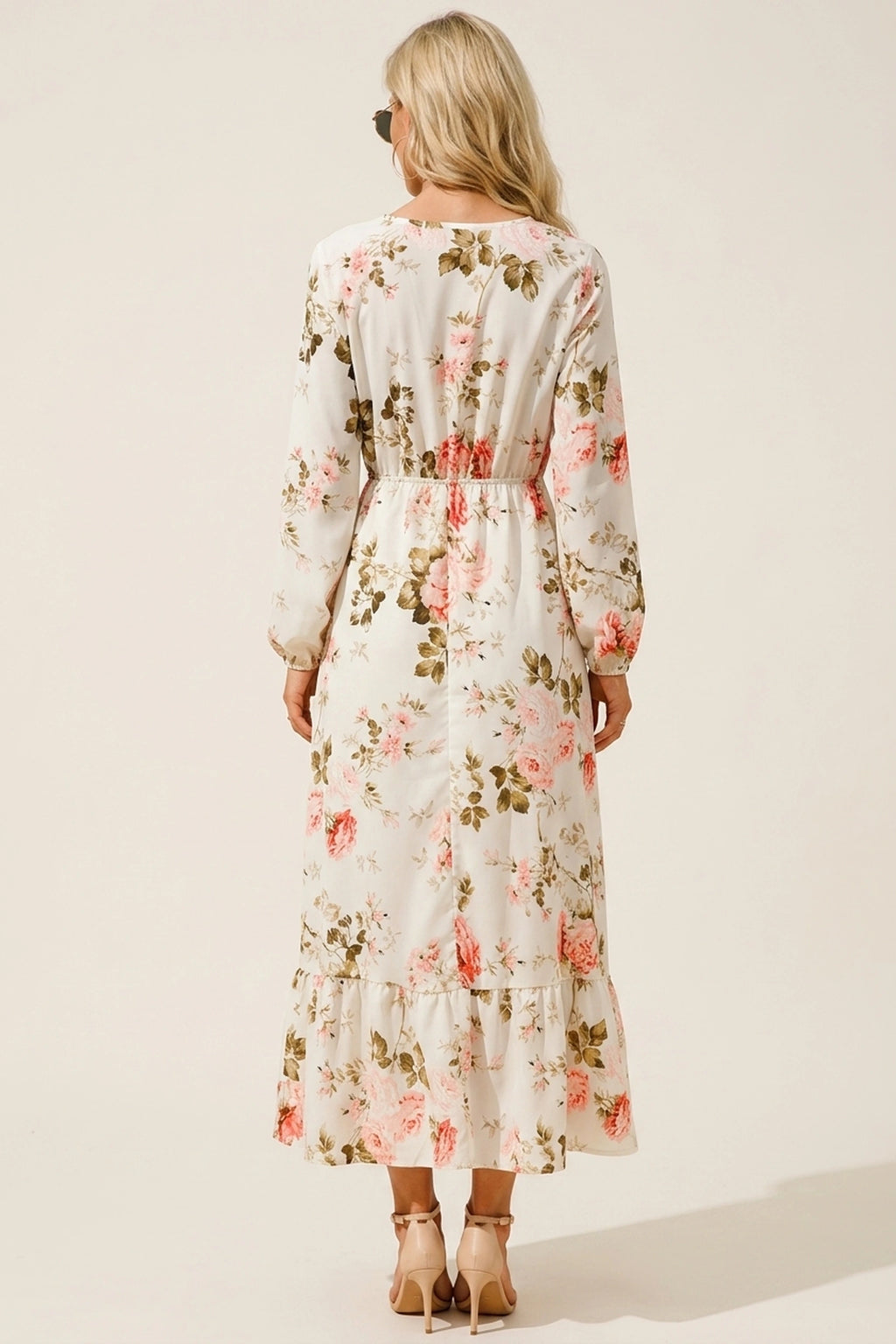 Robe bohème longue fleurie crème fleuri rose Apolline vue de dos sur Chloé cheveux détachés