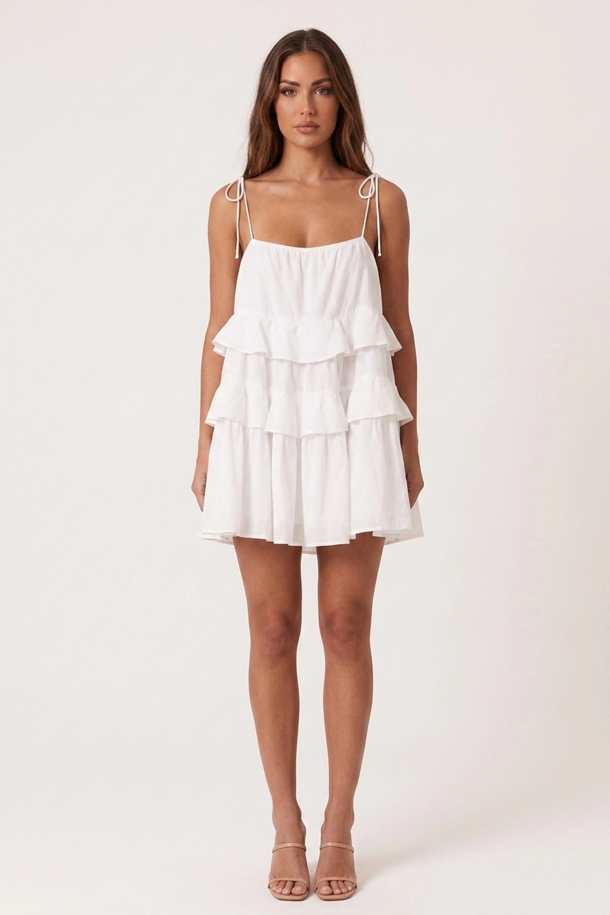 Robe bohème courte à volants blanche Léna portée de face par Camille cheveux détachés