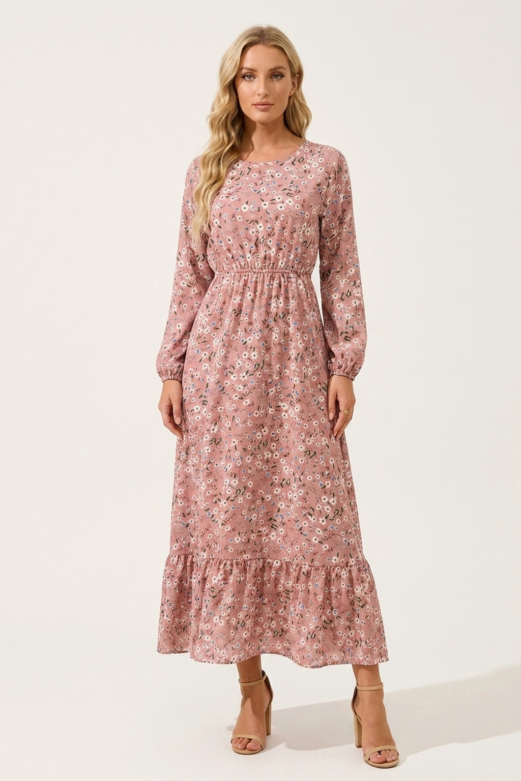 Robe bohème longue fleurie rose poudré Apolline portée de face par Chloé cheveux détachés