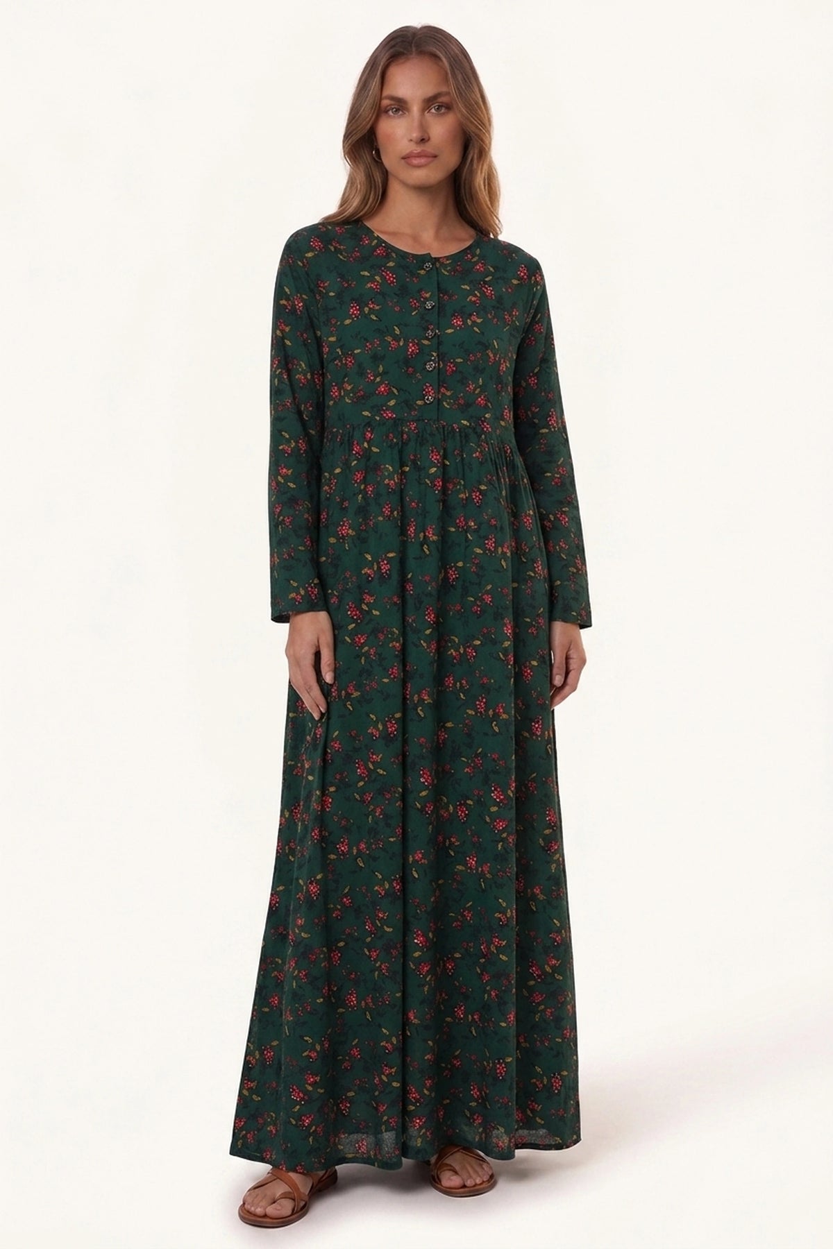 Robe bohème longue fleurie Naëlle E - Vert portée de face par Élena cheveux détachés
