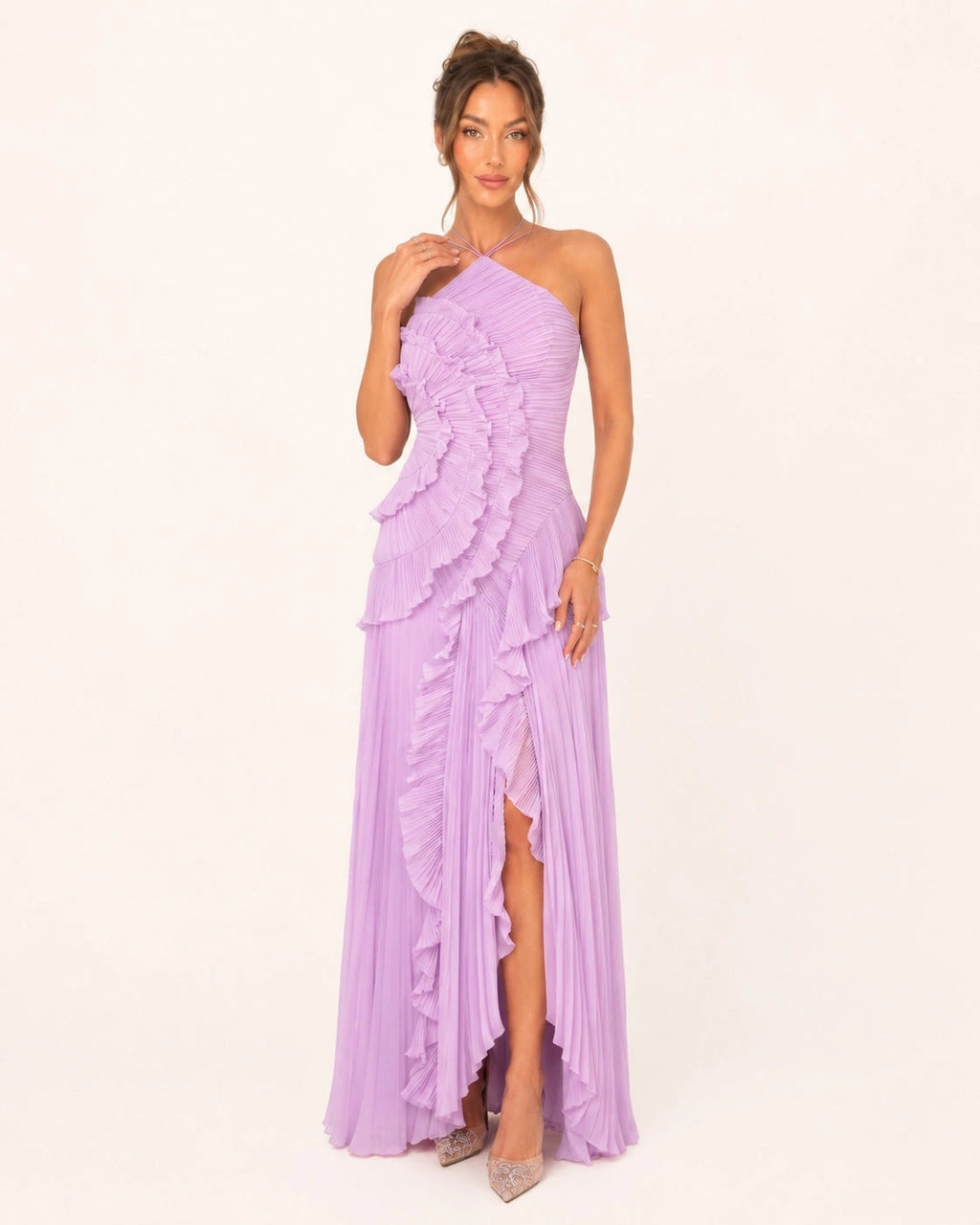 Robe de cérémonie femme lilas avec encolure croisée, plissés délicats et détails volantés sur toute la silhouette.
