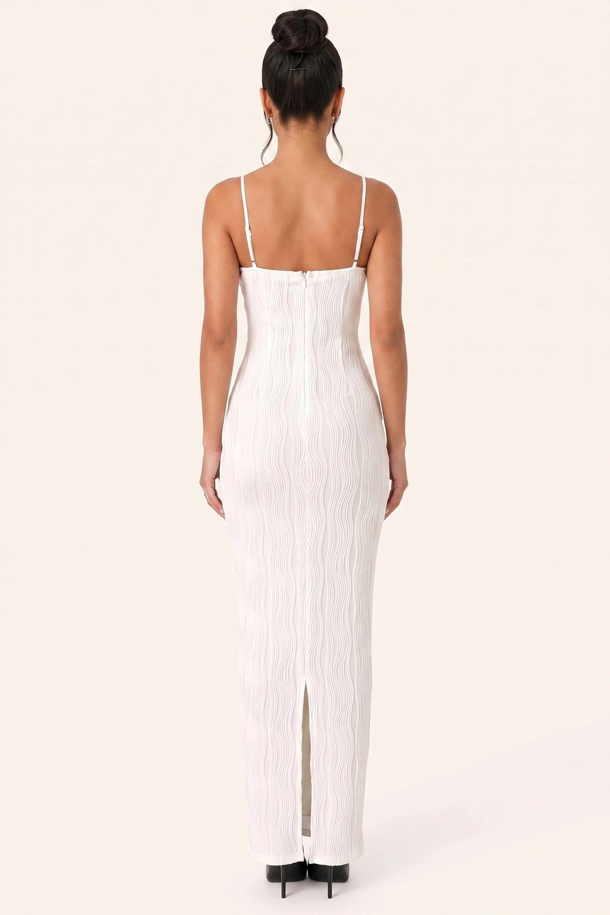 Robe moulante longue Maëlys blanche portée de dos sur fond neutre clair, haut du dos droit fidèle fournisseur, fines bretelles, fente arrière et texture plissée ondulée
