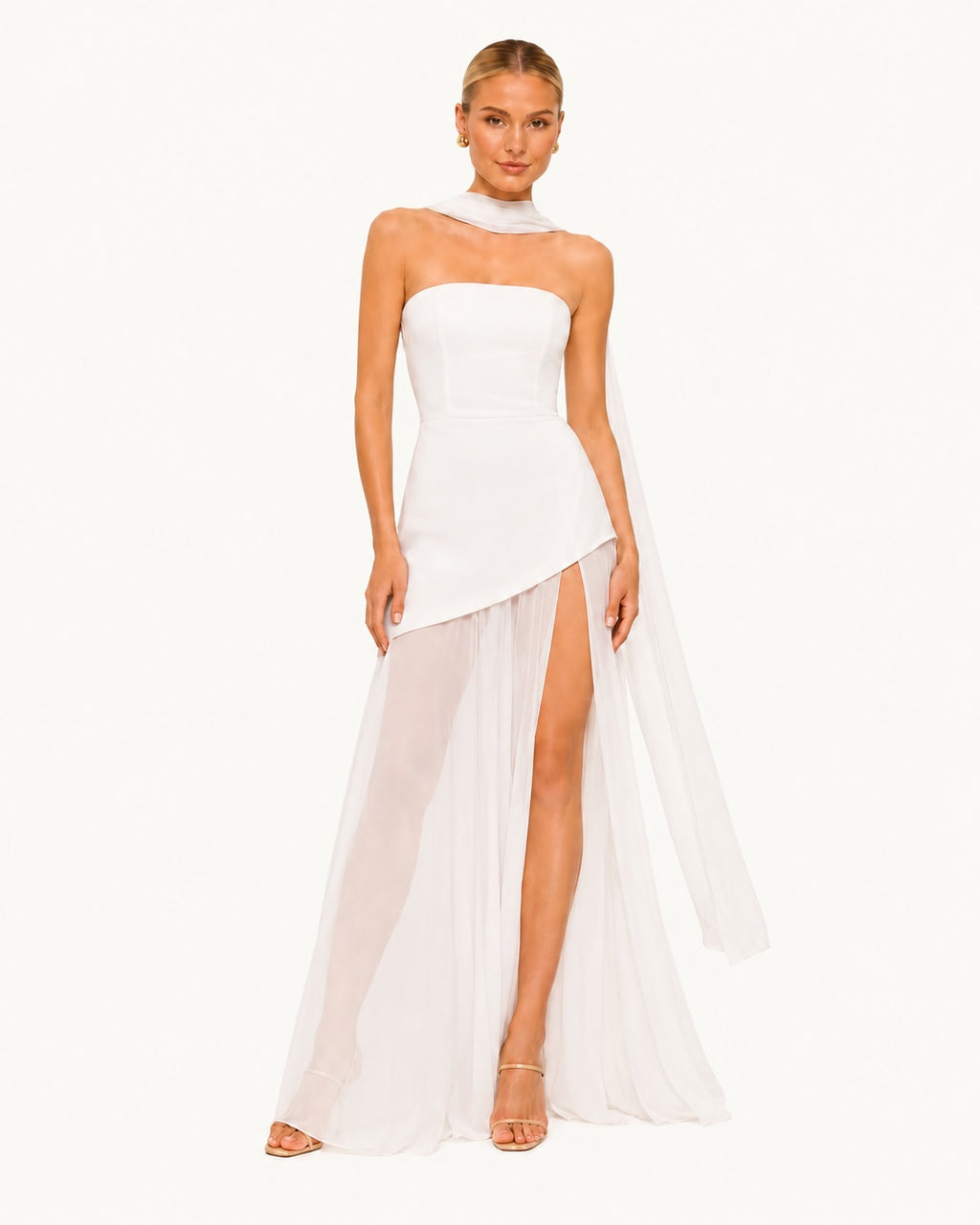 Robe blanche longue fendue avec bustier structuré. Vue de face.