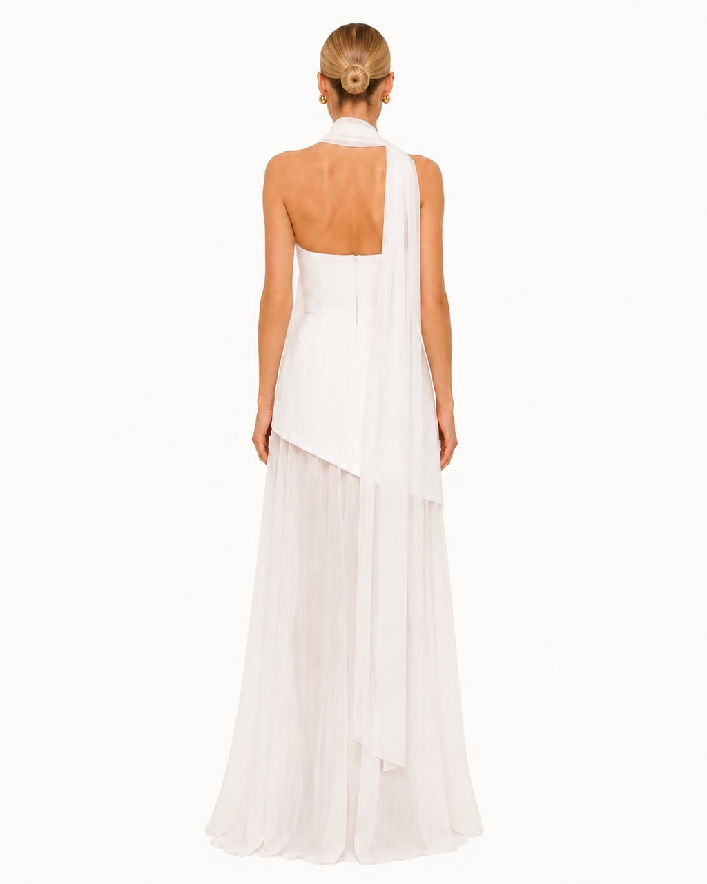 Dos d’une robe longue blanche asymétrique avec voile fluide tombant depuis le col, silhouette élégante et raffinée idéale pour un mariage ou une cérémonie.