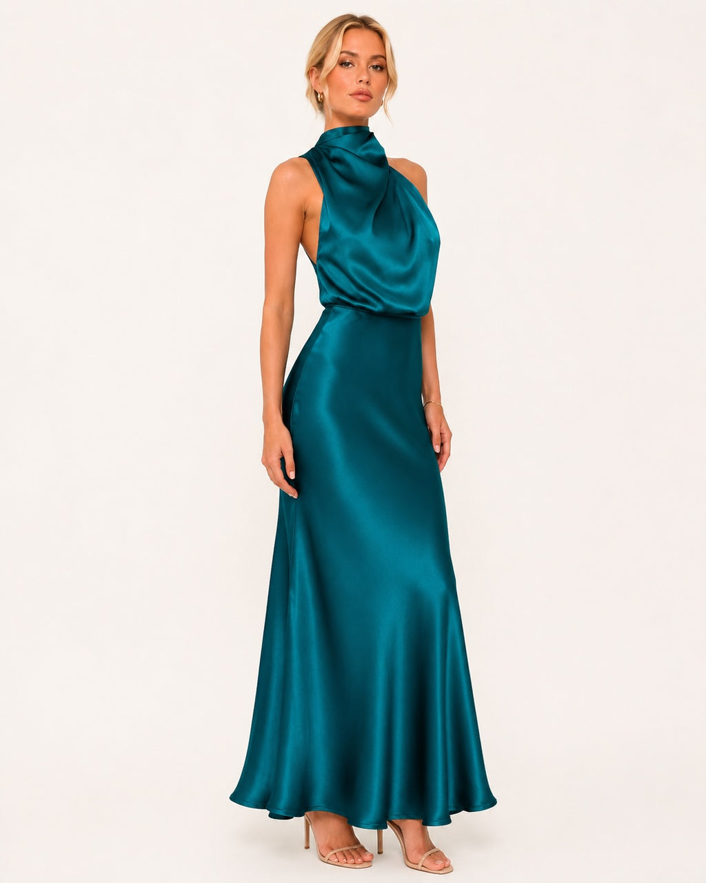Robe de soirée bleu canard à col montant drapé, coupe longue fluide et finition satinée apportant éclat et élégance naturelle. Vue trois quarts.