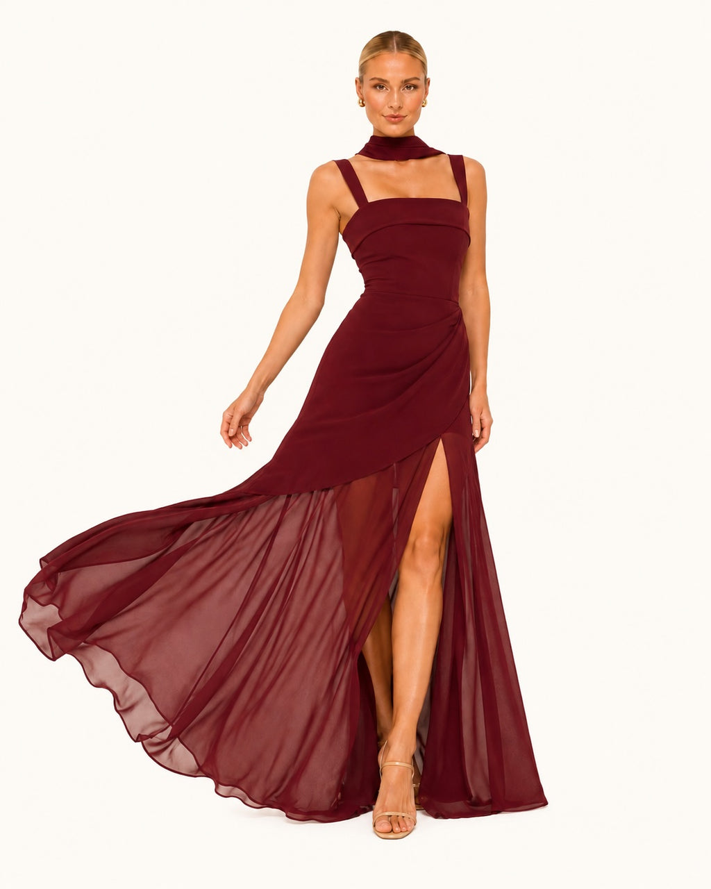 Robe de cérémonie bordeaux en mousseline légère avec fente sur la jambe et jupe aérienne en mouvement, parfaite pour une entrée glamour et sophistiquée.