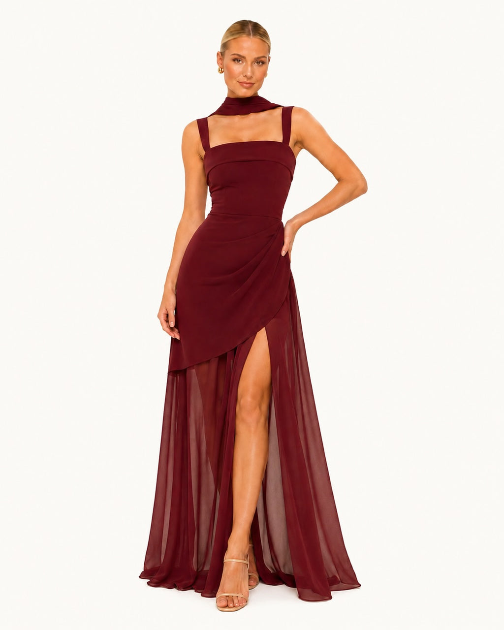 Robe longue bordeaux asymétrique avec drapé élégant à la taille, fente haute et jupe en voile transparent, idéale pour mariage, gala ou soirée habillée.