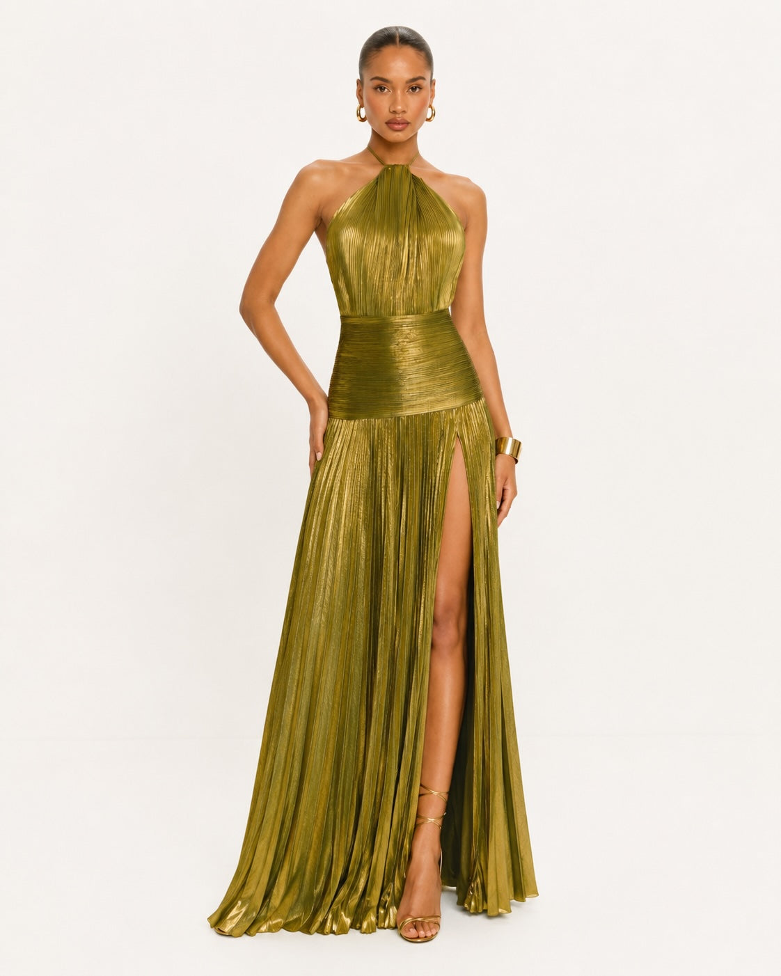 Robe de cérémonie dorée à col licou et fente haute, offrant une allure élancée et féminine grâce à sa coupe fluide et sa finition lumineuse.
