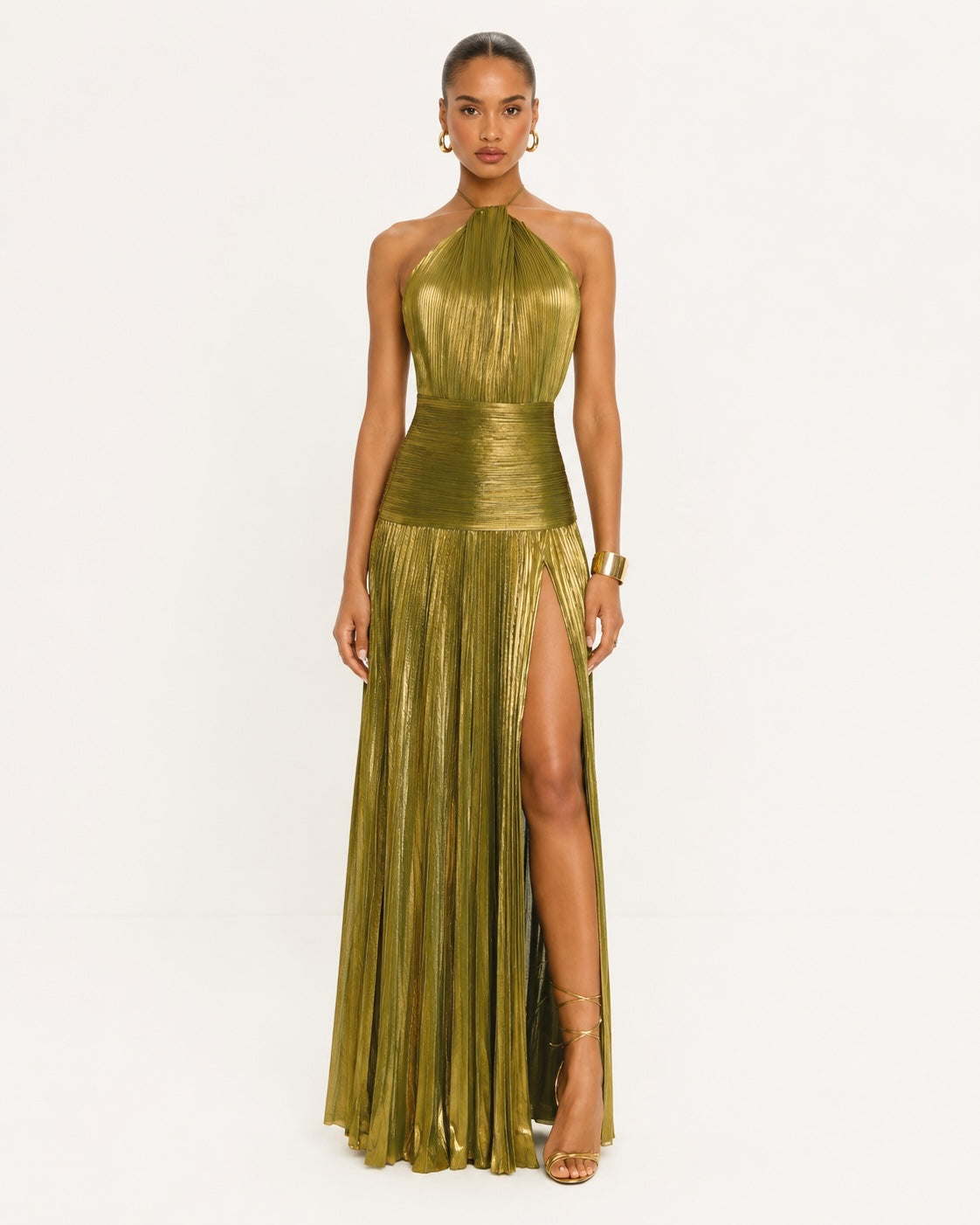 Robe de soirée longue dorée avec col halter, taille marquée et fente asymétrique sur la jambe, parfaite pour une cérémonie chic ou un tapis rouge.