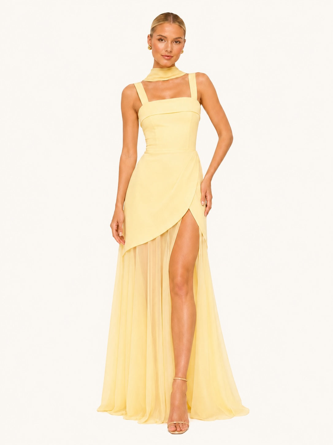 Robe de cérémonie jaune clair avec jupe asymétrique drapée, fente sur la jambe et silhouette ajustée, sublimant la féminité avec élégance.