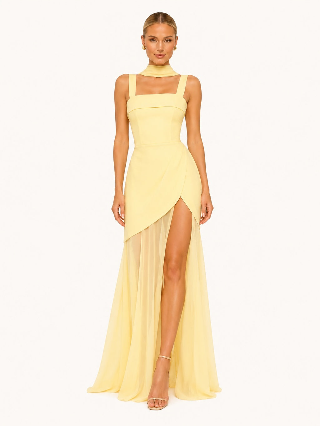 Robe longue jaune pastel avec col foulard élégant, coupe asymétrique drapée et fente haute, idéale pour mariage, cérémonie estivale ou soirée chic.