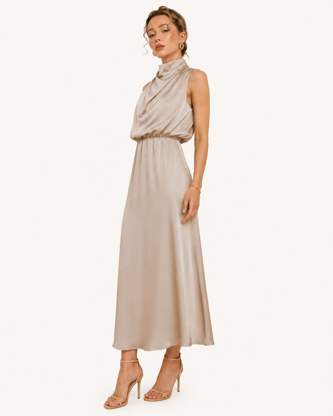 Robe de cérémonie champagne à col montant drapé, confection satinée et ligne épurée soulignant la silhouette avec finesse et modernité. Vue trois quarts.