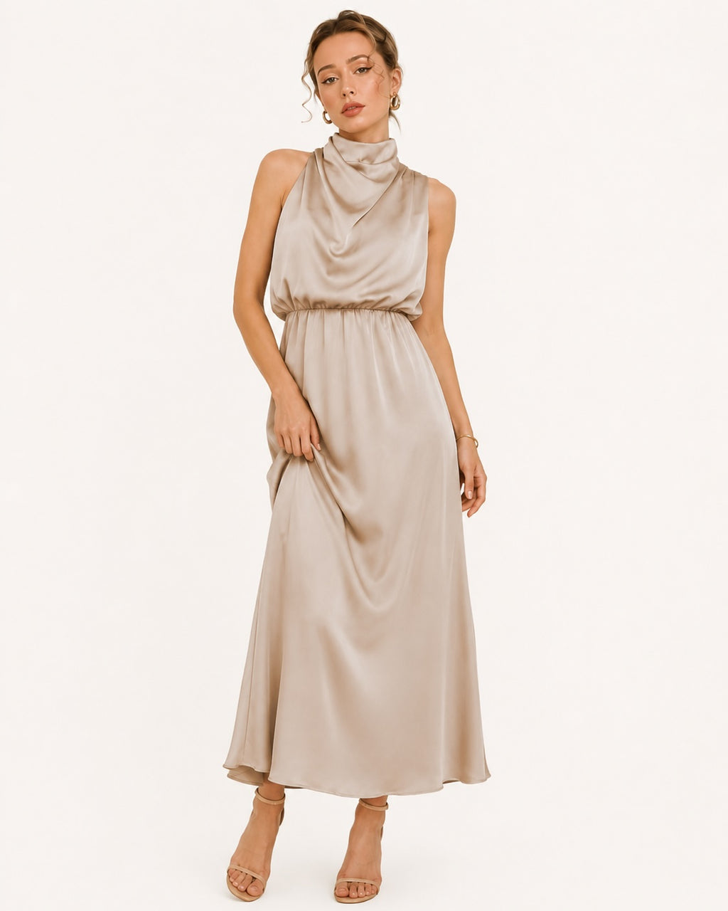 Robe longue satinée beige champagne avec col drapé et taille marquée, parfaite pour une invitée de mariage ou un événement élégant. Vue de face avec mouvement.