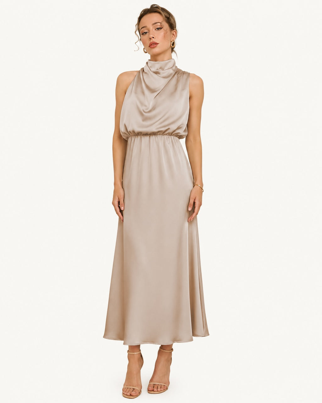 Robe femme longue satinée champagne au tombé fluide et col montant sophistiqué, une tenue chic pensée pour les grandes occasions. Vue de face classique.