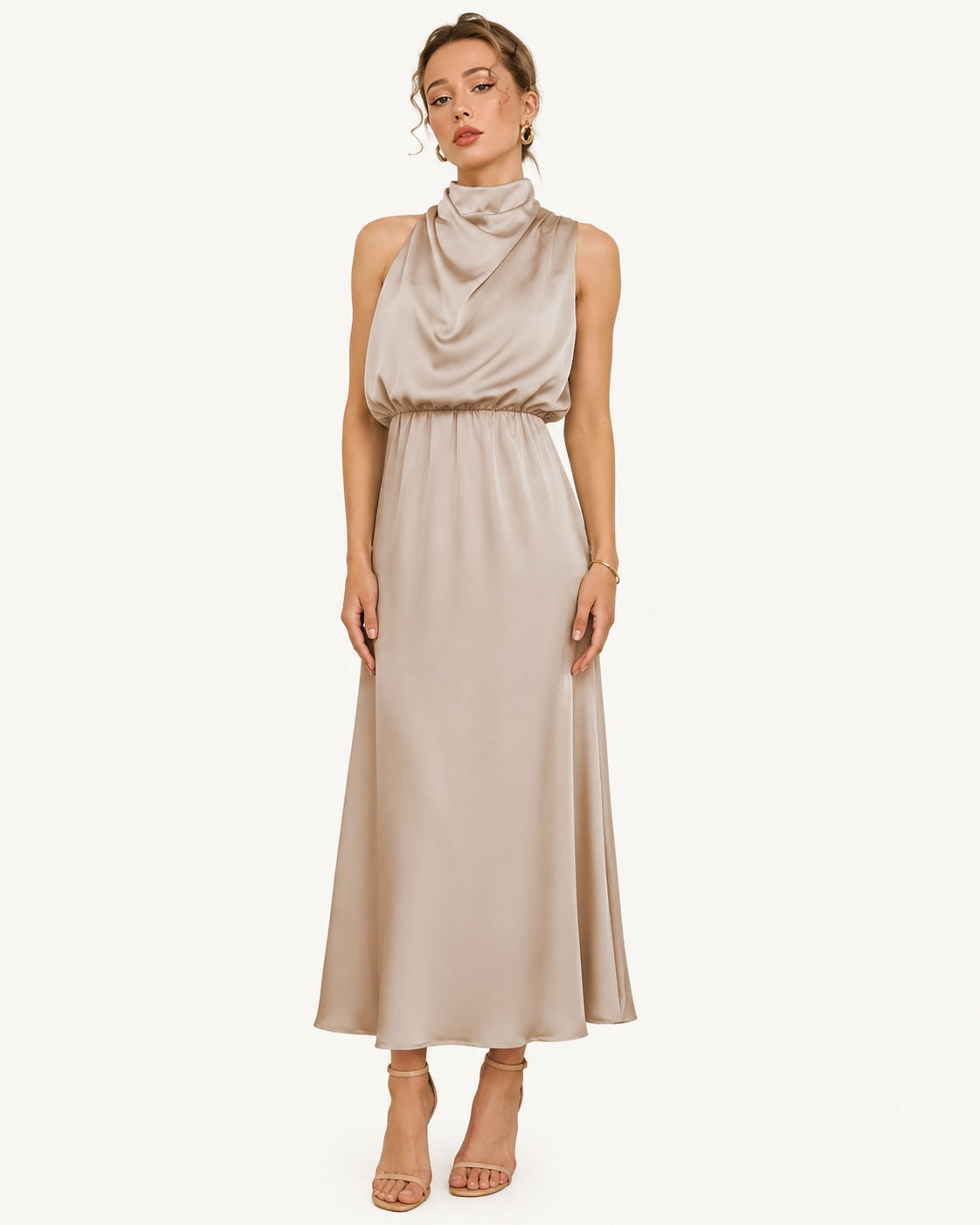 Robe femme longue satinée champagne au tombé fluide et col montant sophistiqué, une tenue chic pensée pour les grandes occasions. Vue de face classique.