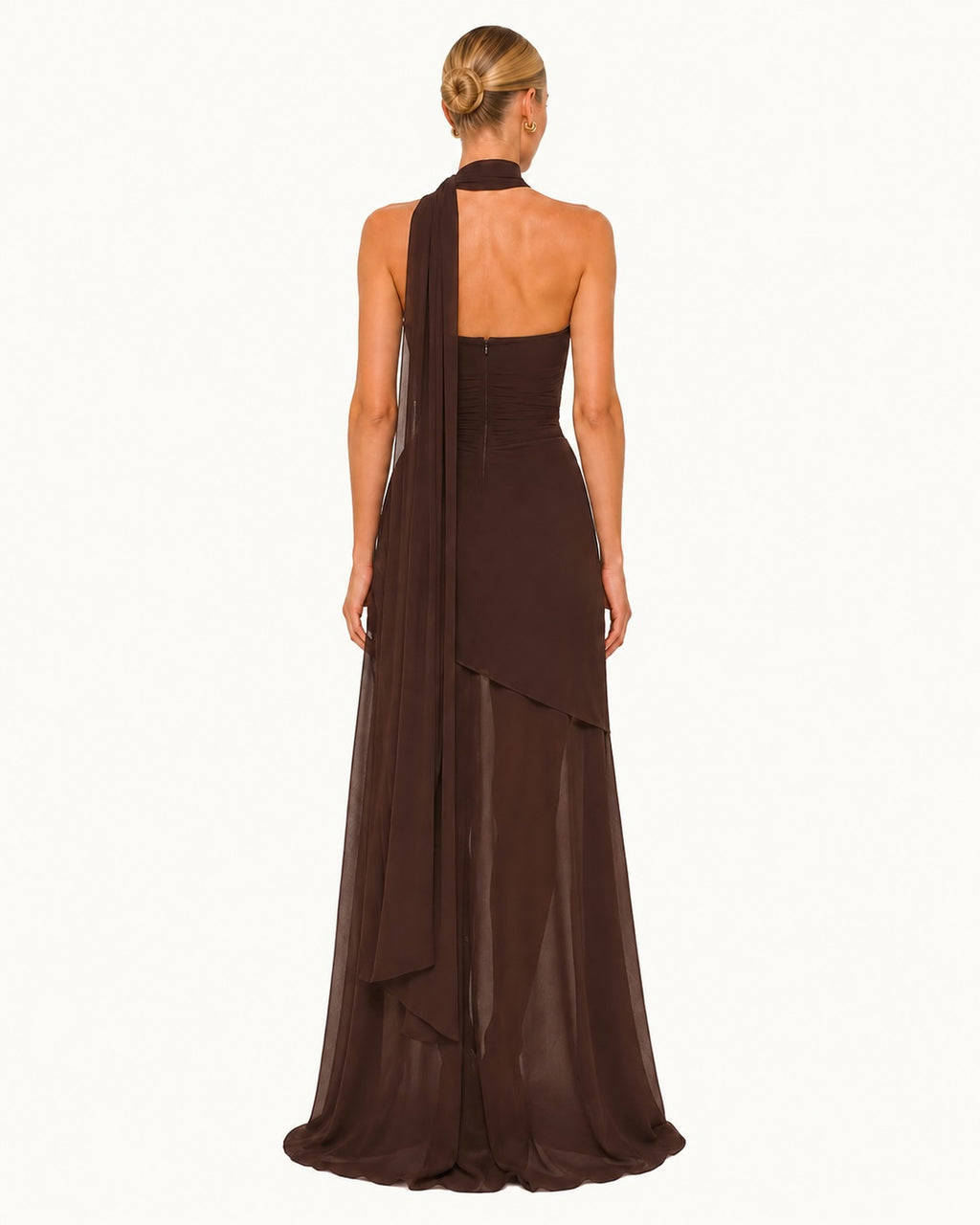 Dos d’une robe longue marron élégante avec voile tombant depuis le col, coupe ajustée et jupe aérienne pour une allure glamour et raffinée. 