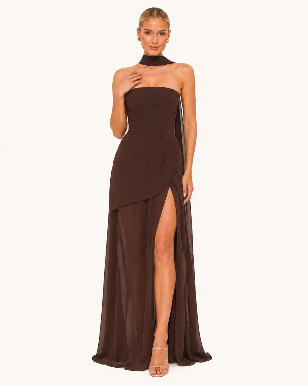Robe marron chocolat à bustier sans bretelles, détails drapés à la taille et fente haute, sublimant la silhouette avec une allure sophistiquée et féminine.
