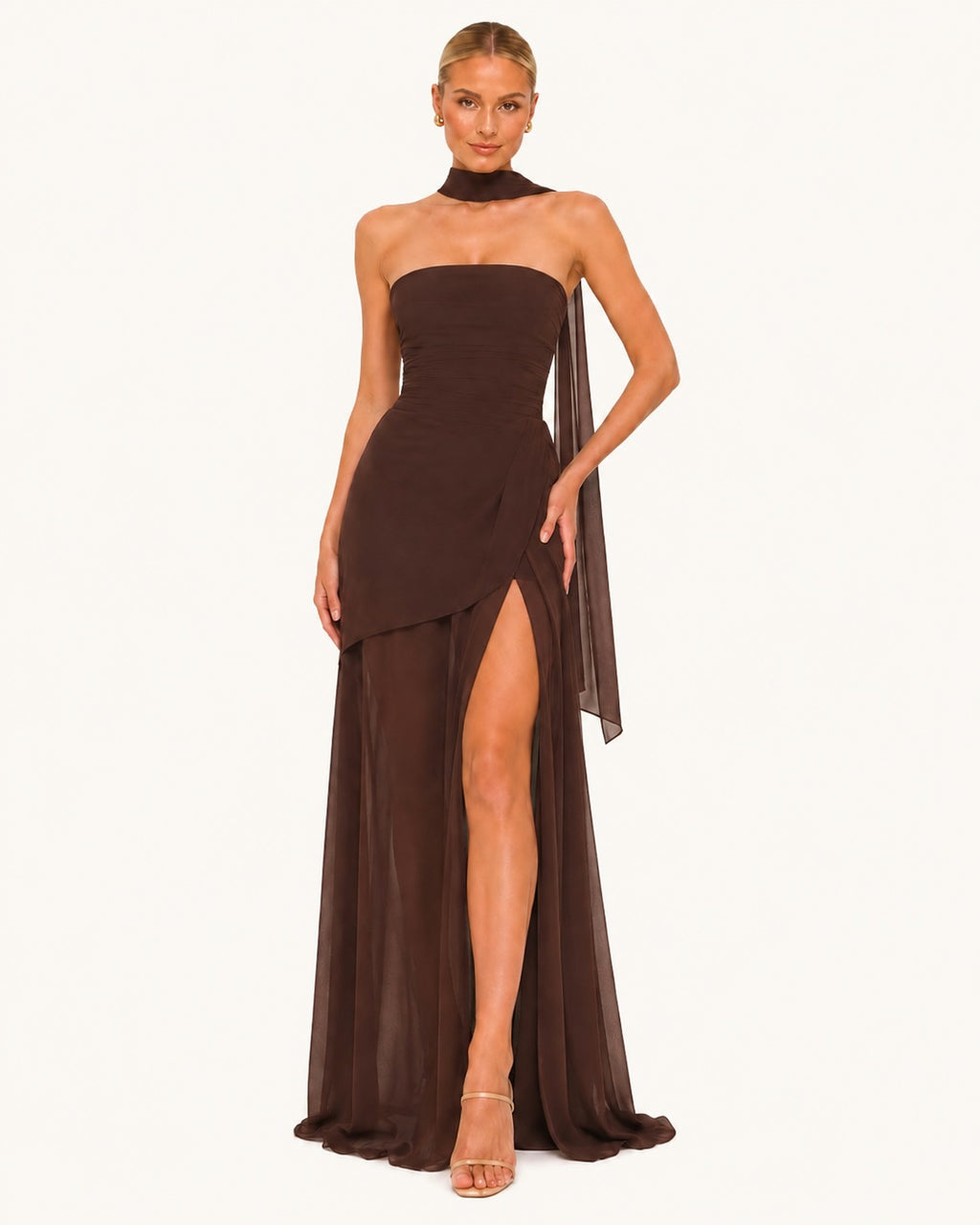 Robe de soirée marron longue avec col foulard, coupe ajustée et jupe fendue en mousseline légère, parfaite pour mariage, gala ou événement élégant.