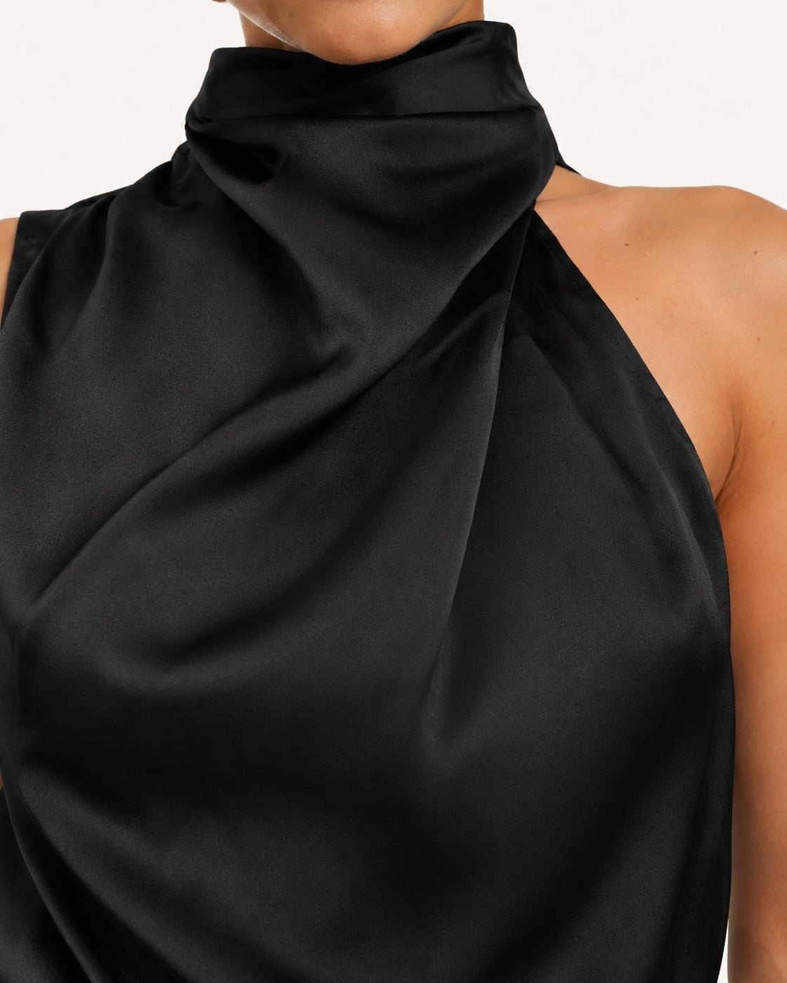 Zoom sur le col montant drapé d’une robe noire satinée de soirée, mettant en valeur un design raffiné et un tombé luxueux.