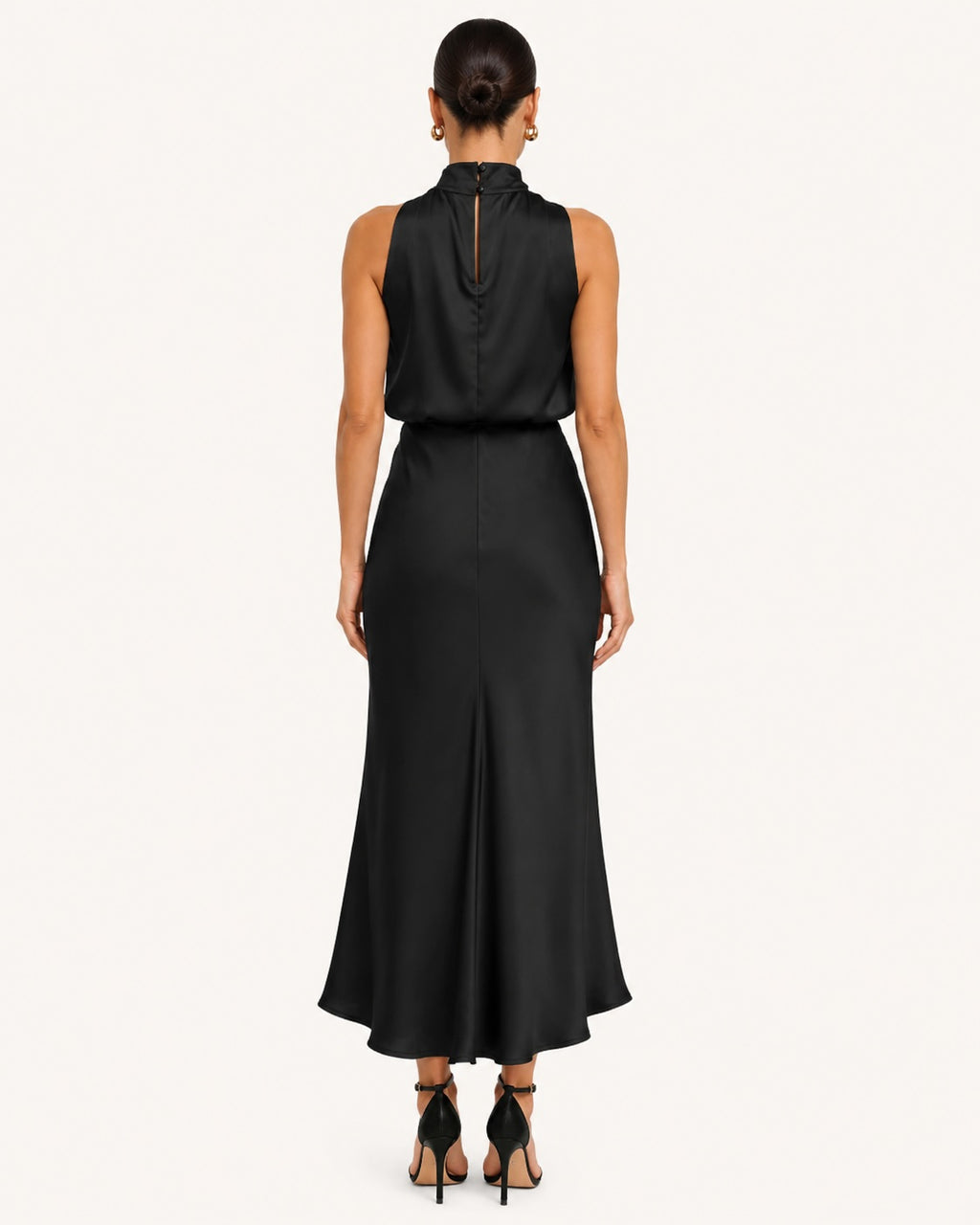Vue arrière d’une robe noire satinée midi à col montant drapé, coupe fluide et élégante, idéale pour cocktail, gala ou soirée habillée.