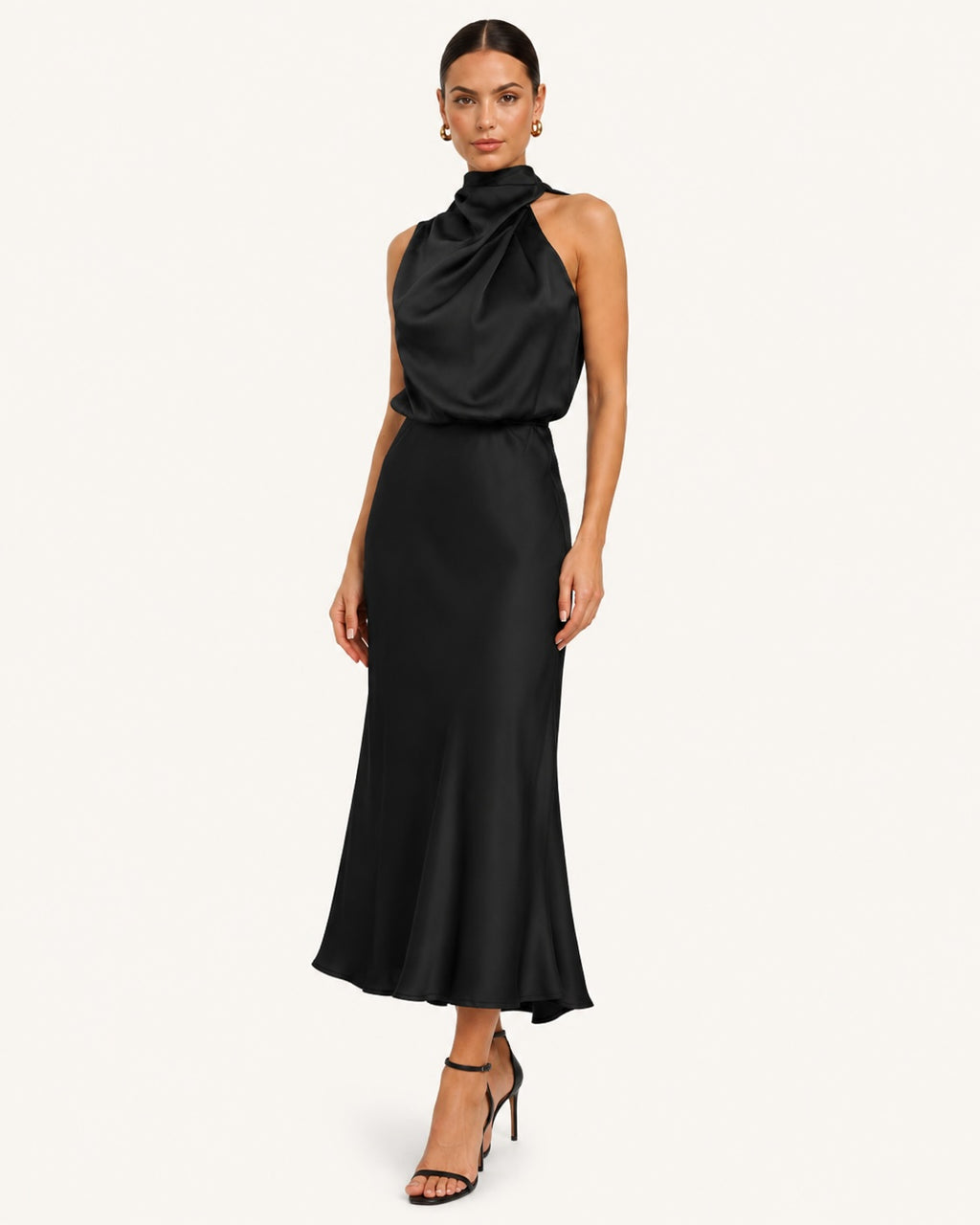 Robe de soirée noire satinée avec encolure drapée sophistiquée et jupe fluide, idéale pour mariage, cocktail ou événement formel.