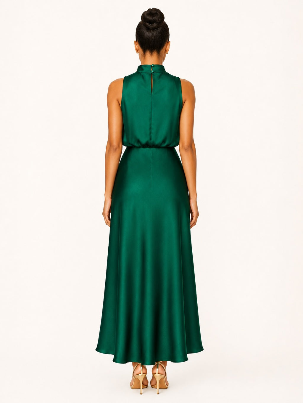Vue arrière d’une robe longue satinée vert émeraude à col montant drapé, coupe fluide et élégante idéale pour mariage, gala ou cérémonie.