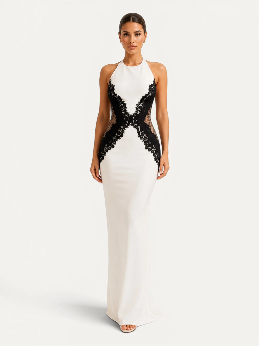 Robe de soirée longue blanche à col américain avec empiècements en dentelle noire florale, coupe sirène près du corps et taille visuellement sculptée, idéale pour un mariage chic, un gala ou une cérémonie élégante.