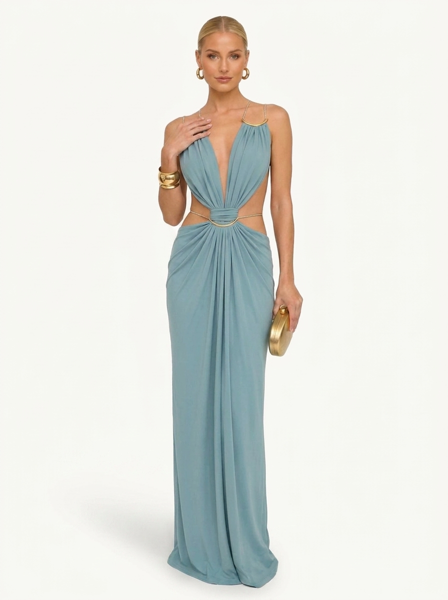Robe sexy longue bleu ciel à découpes portée par Chloé sur fond clair