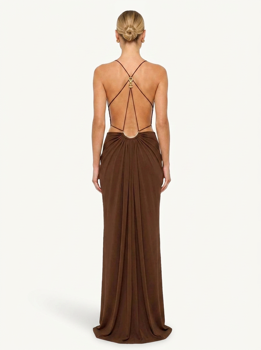 Robe sexy longue marron Nora portée par Chloé de dos sur fond clair