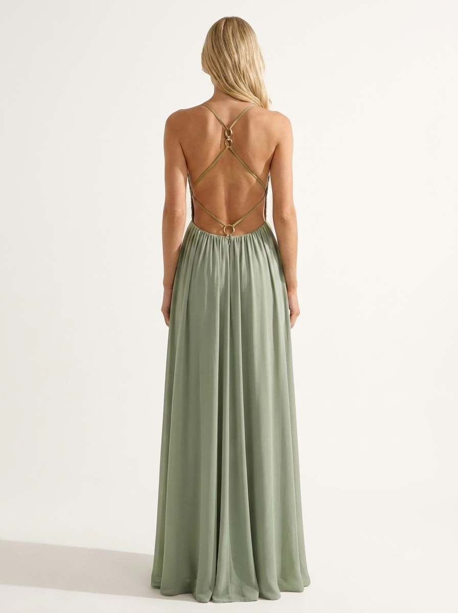 Robe sexy longue vert sauge Nora portée par Chloé de dos sur fond neutre