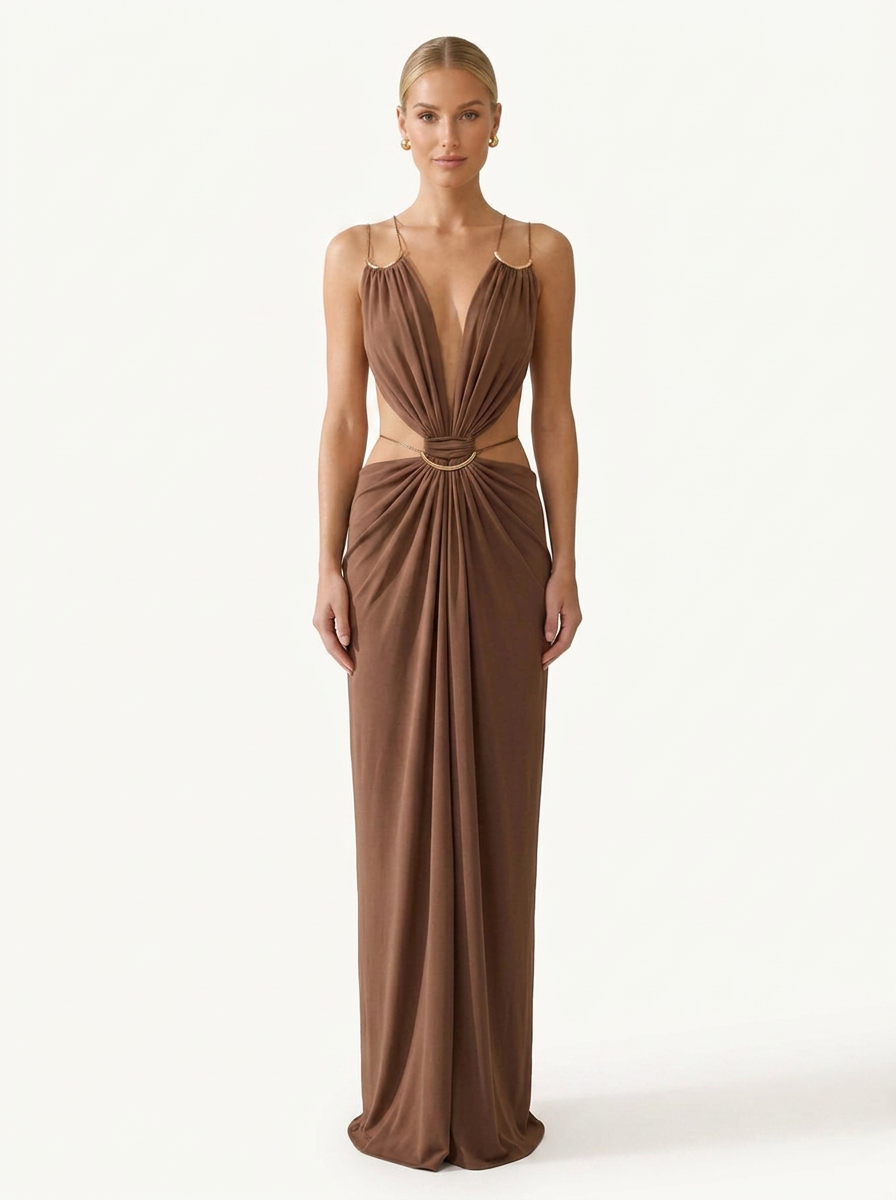 Robe sexy longue marron à anneaux portée par Chloé sur fond clair