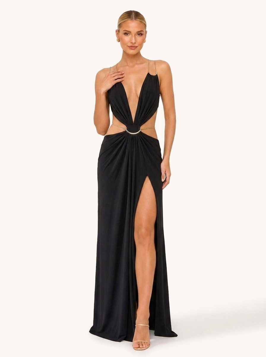 Robe sexy longue noire dos nu à anneaux portée par Chloé sur fond neutre