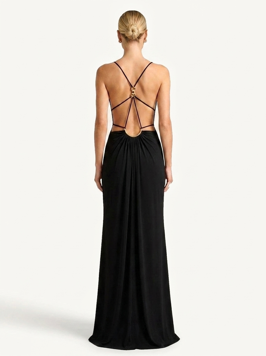 Robe sexy longue noire Nora portée par Chloé de dos sur fond neutre
