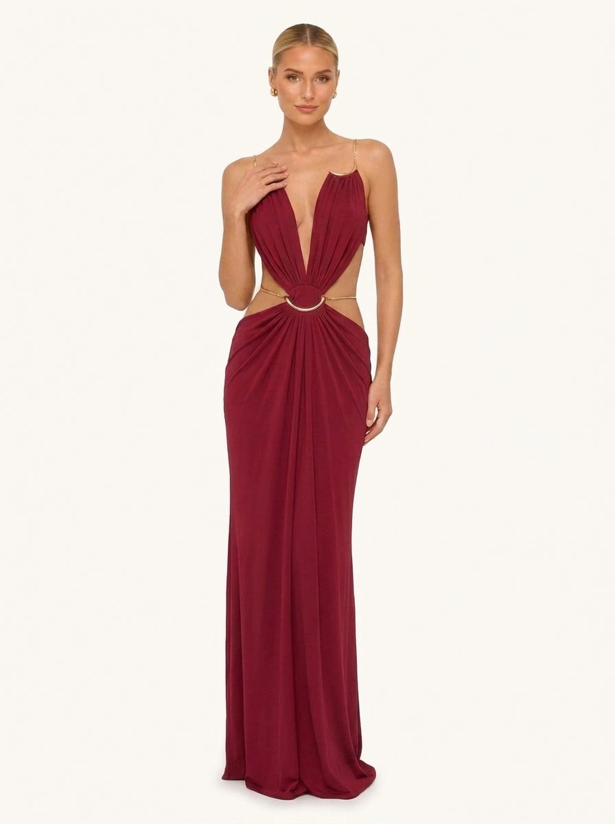 Robe sexy longue rouge à anneaux dorés portée par Chloé sur fond neutre
