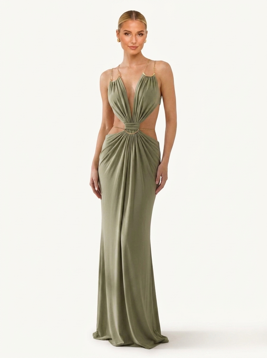 Robe sexy longue vert sauge dos nu portée par Chloé sur fond clair