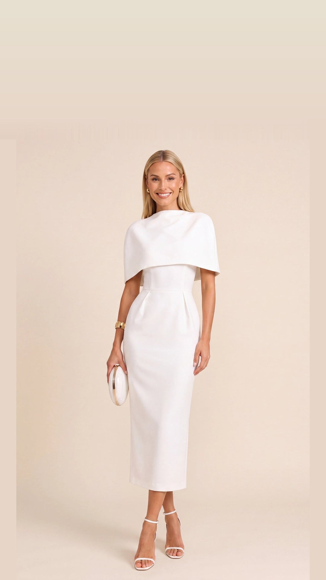 Robe tailleur blanche Alice, coupe midi et cape structurée, portée de face sur fond beige ivoire