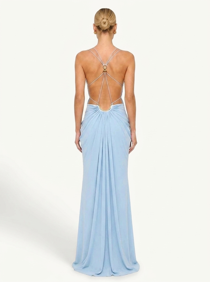 Robe sexy longue bleu ciel Nora portée par Chloé de dos sur fond neutre