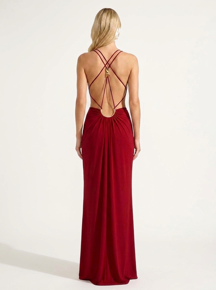 Robe sexy longue rouge Nora portée par Chloé de dos sur fond clair