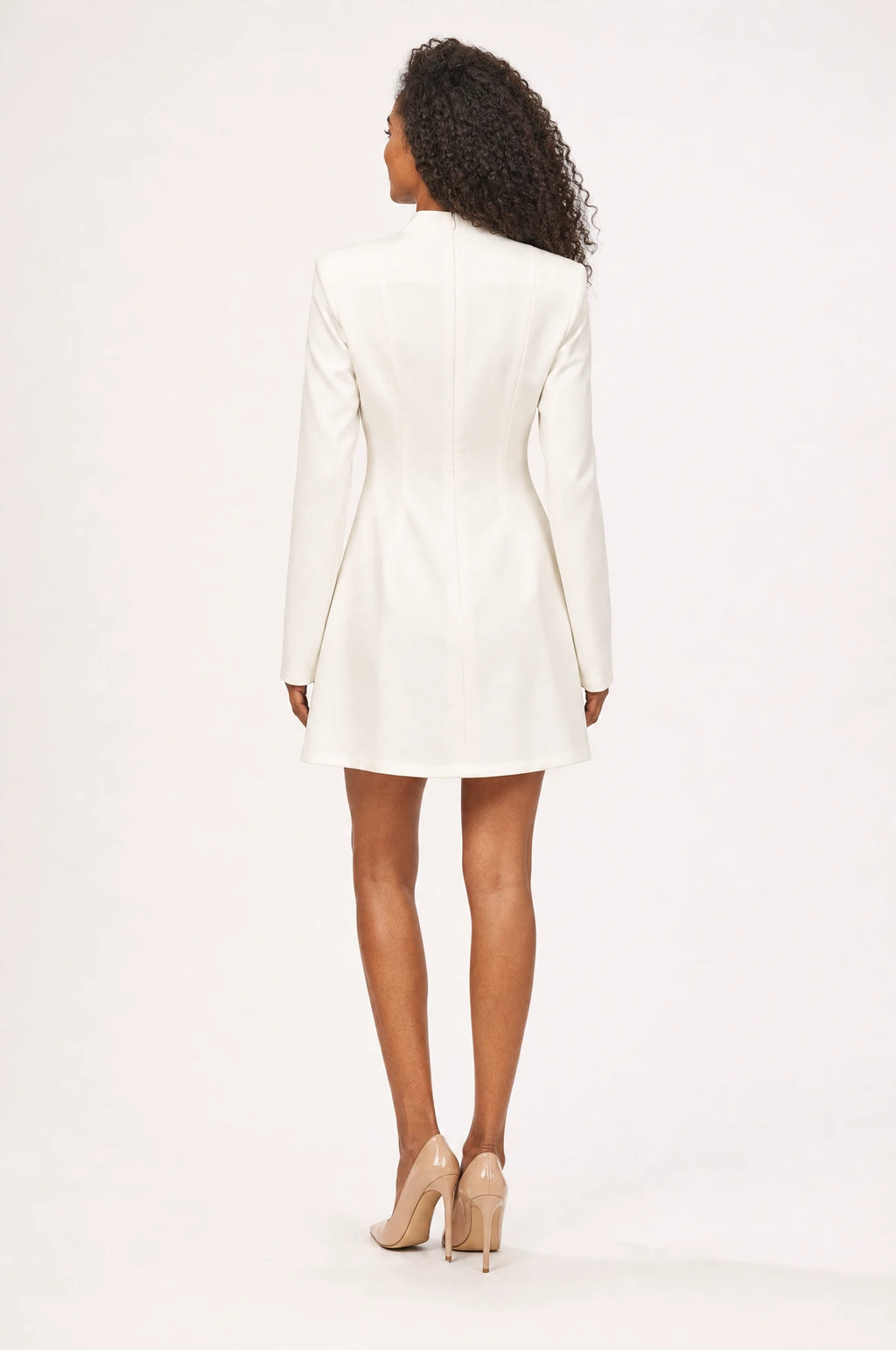 Dos de la robe blazer blanche Noa portée par Inaya, fermeture éclair invisible dans le dos, épaules structurées, jupe courte évasée en trapèze