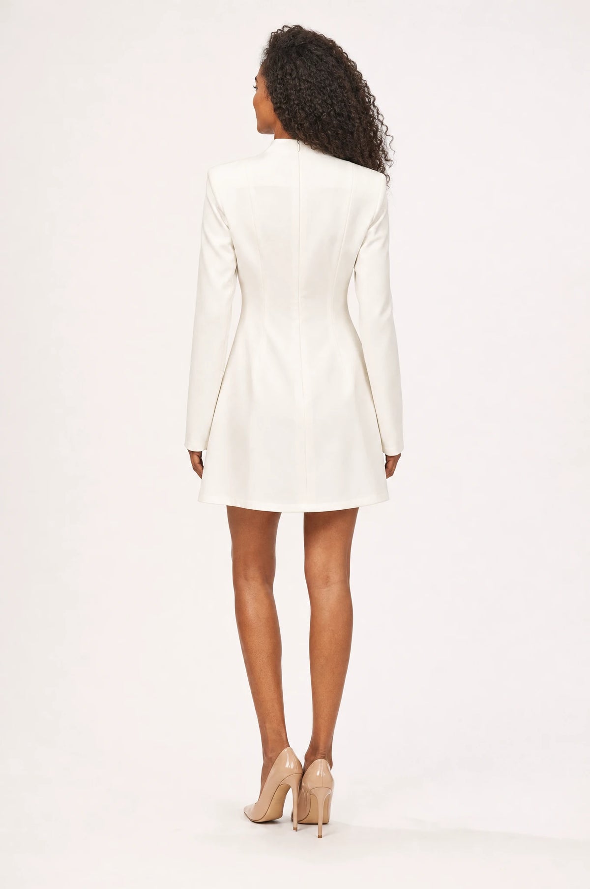 Dos de la robe blazer blanche Noa portée par Inaya, fermeture éclair invisible dans le dos, épaules structurées, jupe courte évasée en trapèze