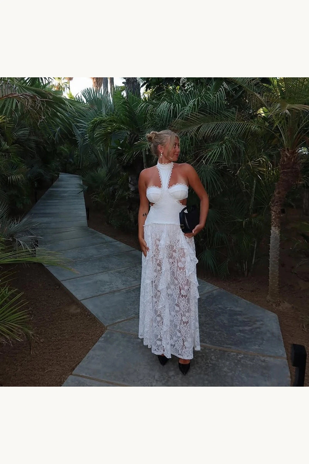 Robe bohème blanche longue en dentelle Sienna en jardin tropical, col halter, transparence de dentelle et allure cérémonie été